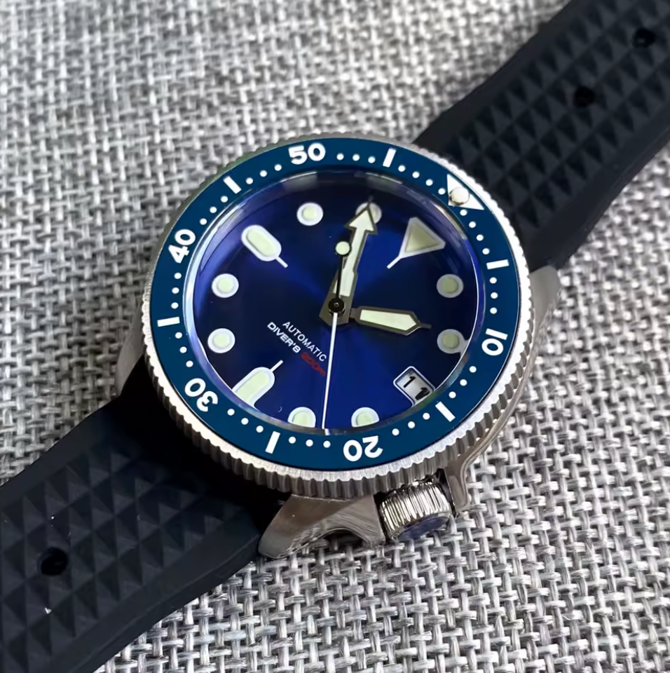 SKX Steel Diver, Sunburst Blue Dial, Waffle Rubber Strap, 37mm Case, Sapphire Crystal, Seiko NH35 Movement, 200m Water Resistant