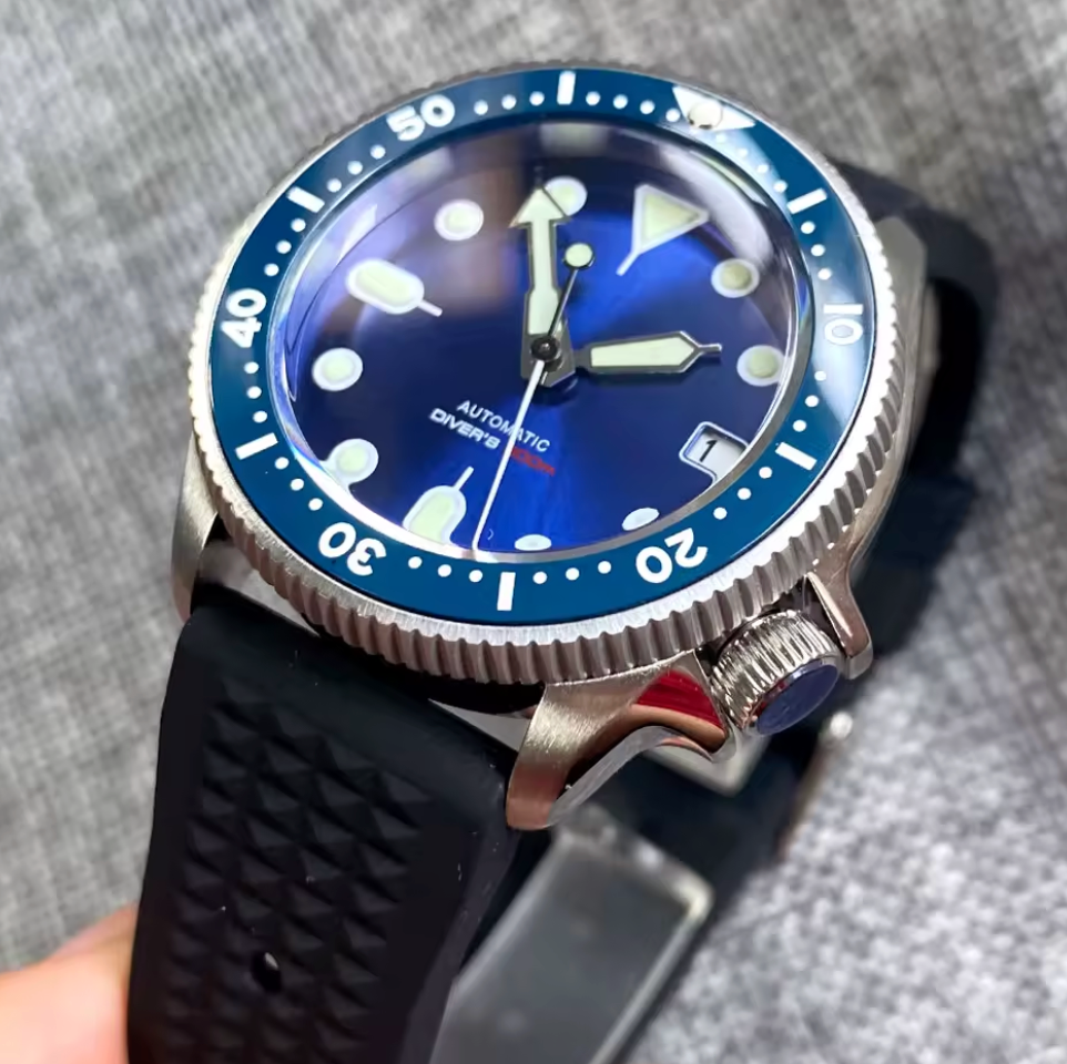 SKX Steel Diver, Sunburst Blue Dial, Waffle Rubber Strap, 37mm Case, Sapphire Crystal, Seiko NH35 Movement, 200m Water Resistant
